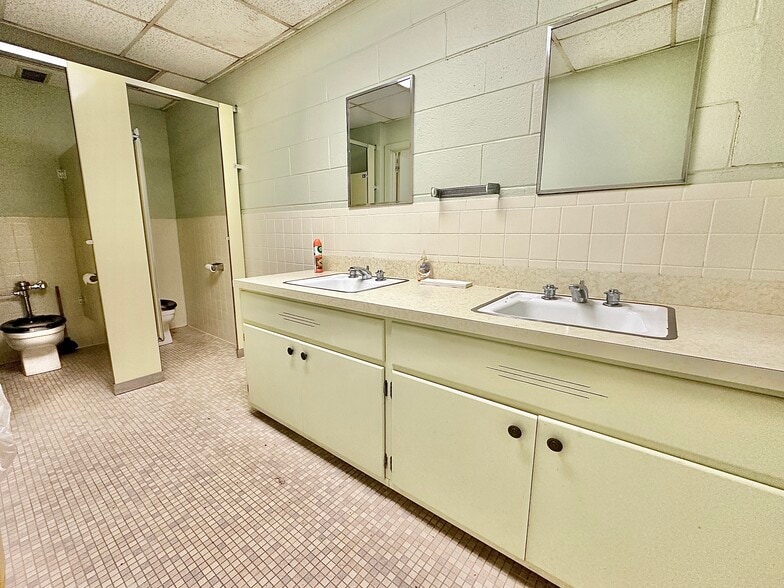 More Photos Of 8 Lester St, Martinsville General Retail For Sale