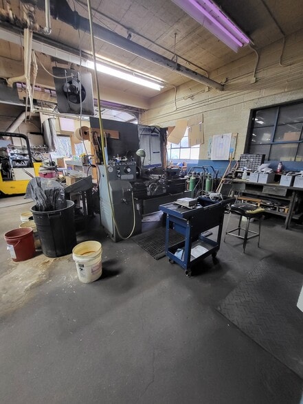 More Photos Of 15321 W Eleven Mile Rd, Oak Park Manufacturing For Sale