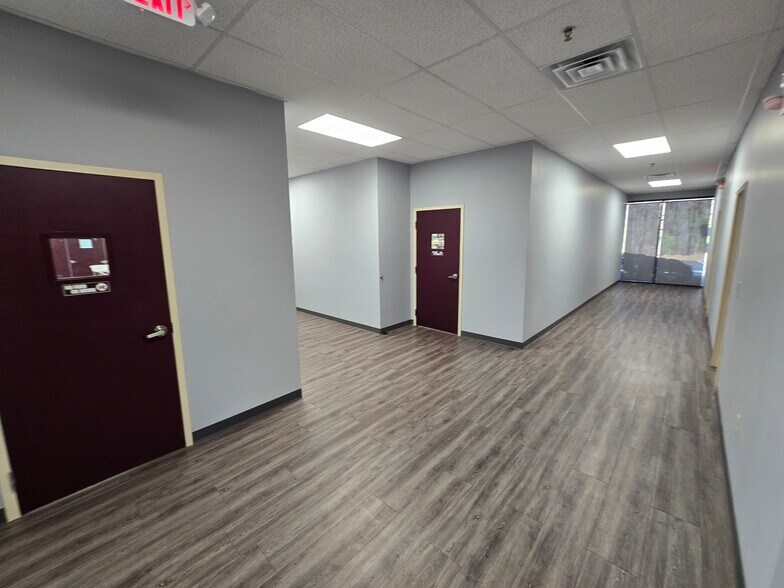 More Photos Of 5700 Highlands Pky SE, Smyrna Light Distribution For Lease