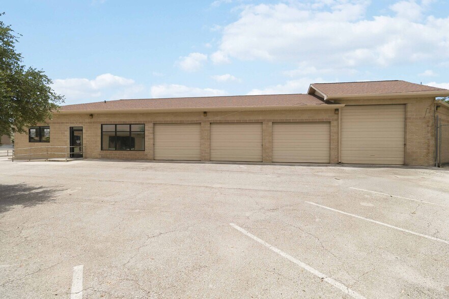 More Photos Of 4714 Shavano Oak, San Antonio Light Distribution For Lease