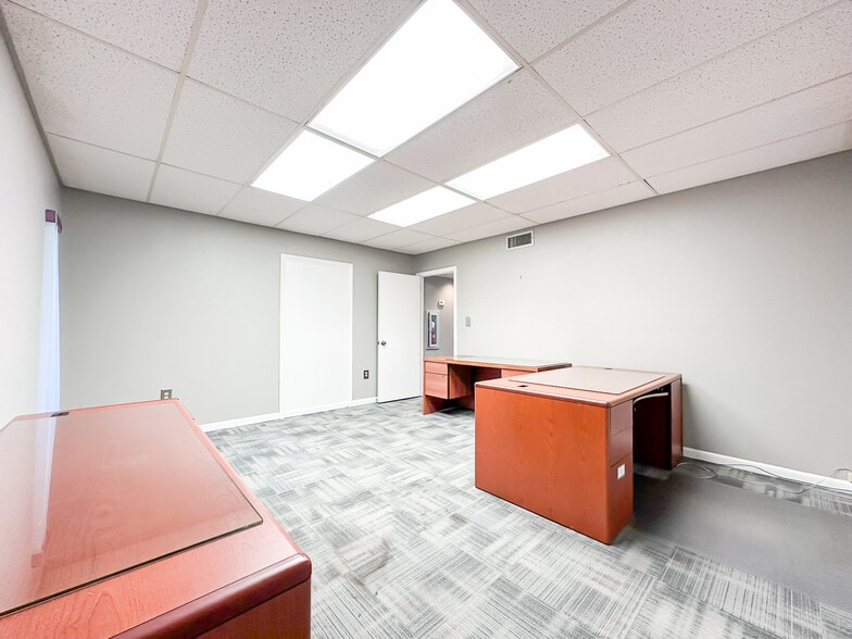 More Photos Of 1979 E Edgewood Dr, Lakeland Office For Lease