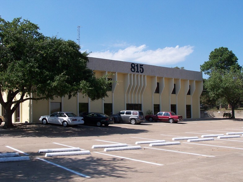 More Photos Of 815 Trailwood Dr, Hurst Office For Lease