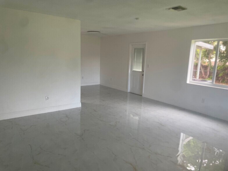 More Photos Of 5923 Pierce St, Hollywood Multifamily For Sale