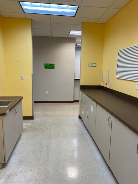 More Photos Of 681 Goodlette Rd N, Naples Medical For Sale