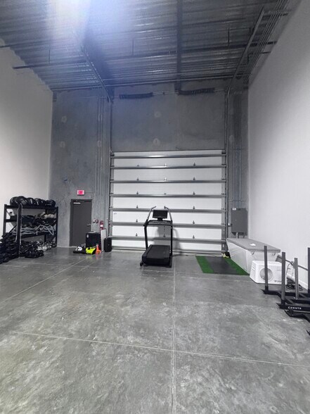 More Photos Of 8170 Uzita Dr, Sarasota Flex For Lease