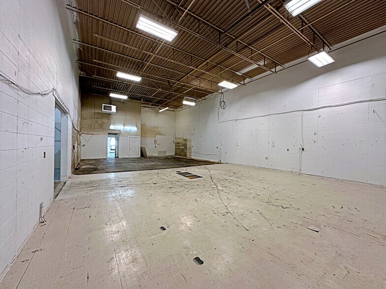 More Photos Of 8127 Fraser Av, Fort McMurray Service For Lease