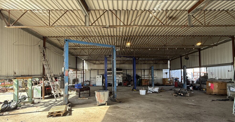More Photos Of 6424 W Orangewood Ave, Glendale Contractor Storage Yard For Lease