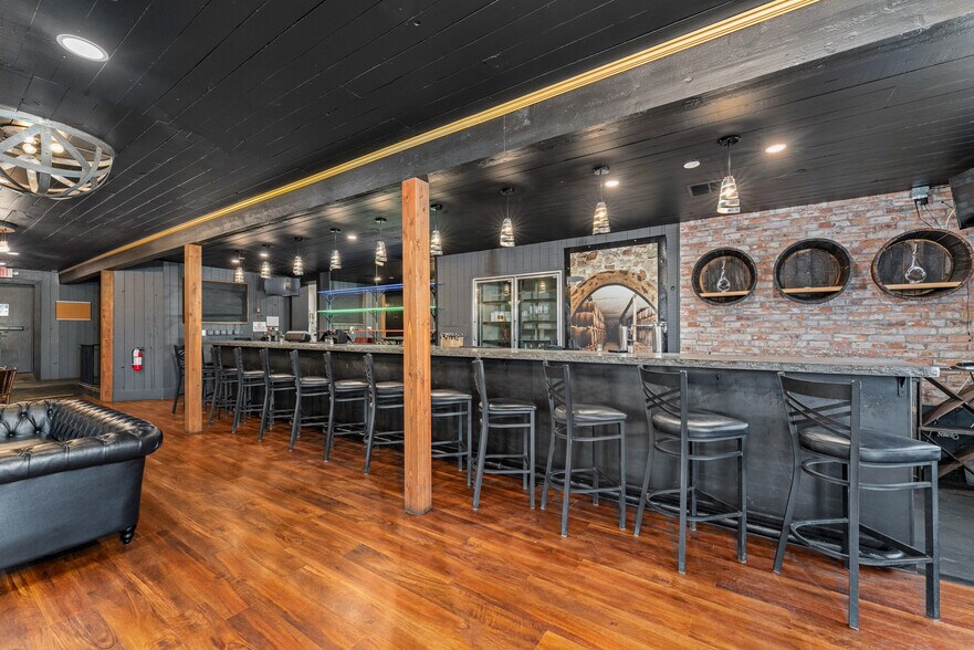 More Photos Of 2039 Redwood Ave, Grants Pass Restaurant For Sale