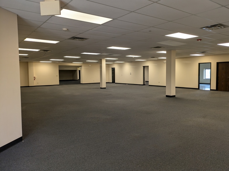 More Photos Of 1302 N Grand St, Hutchinson Flex For Lease