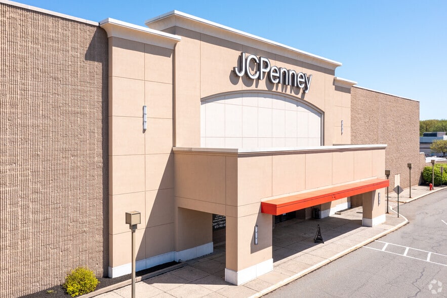 More Photos Of 260 Wayne Towne Ctr, Wayne Department Store For Lease