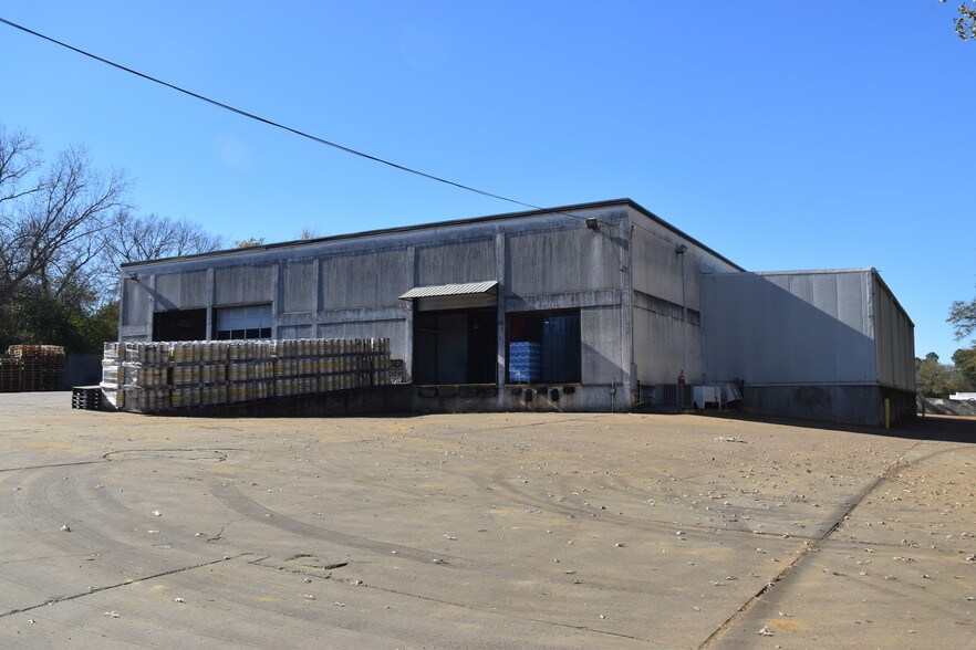 More Photos Of 100 N Church St, Palestine Distribution For Lease