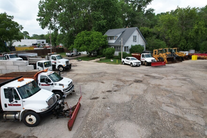 More Photos Of 640 Varsity Dr, Elgin Warehouse For Sale
