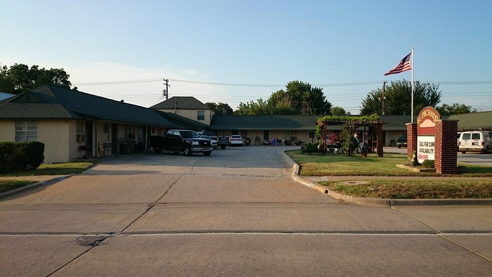 More Photos Of 925 W Main St, Yukon Apartments For Sale