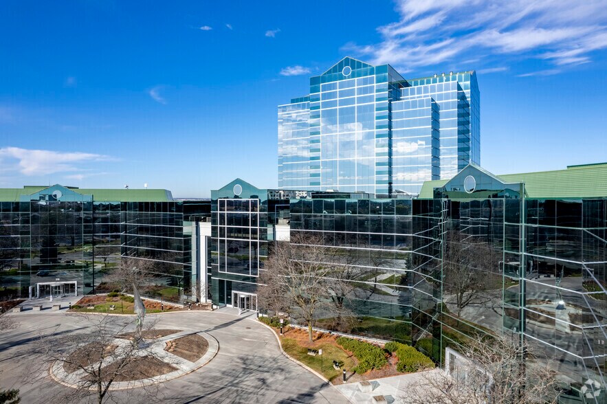 More Photos Of 100 Milverton Dr, Mississauga Office For Lease