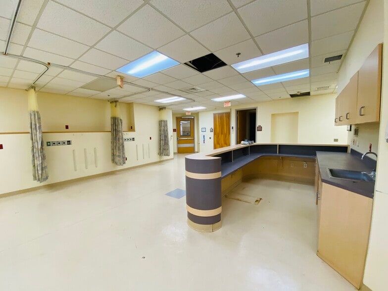 More Photos Of 404 Hall of Fame Dr, Lake City Medical For Lease