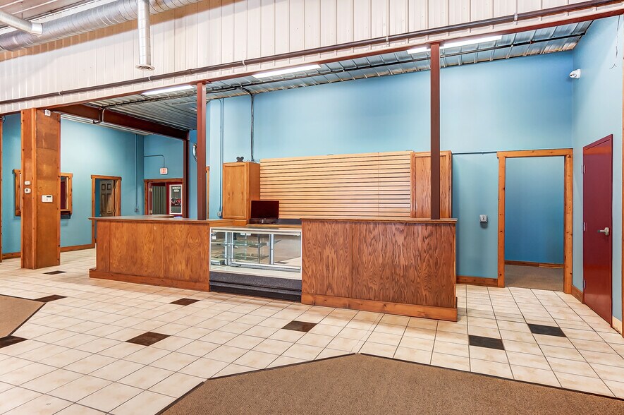 More Photos Of 20660 W Bowling Green Road, Weston Auto Repair For Lease