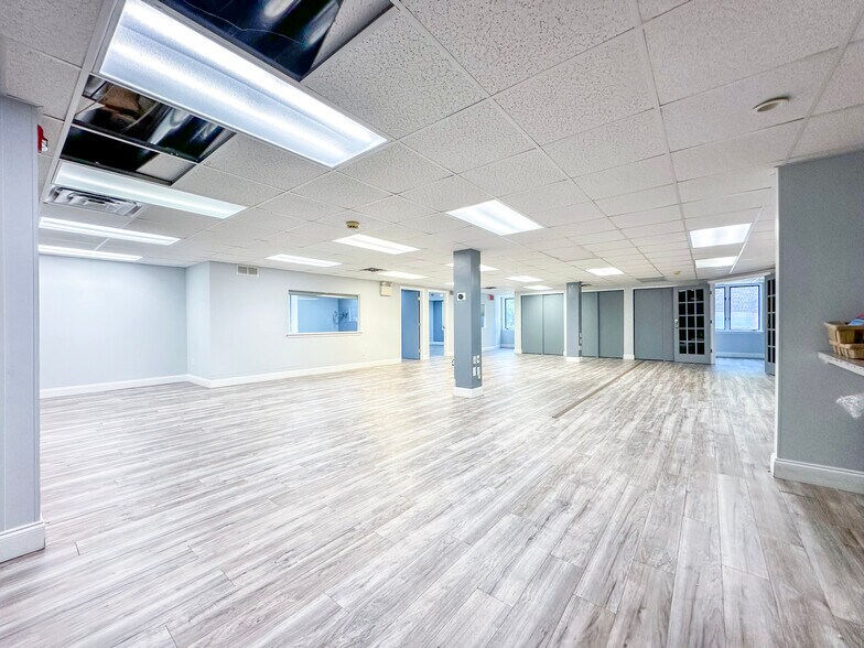 More Photos Of 406 E Pennsylvania Blvd, Feasterville Trevose Light Distribution For Lease