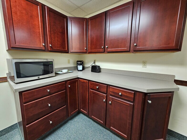 More Photos Of 100-140 Riverview Ctr, Middletown Office For Lease