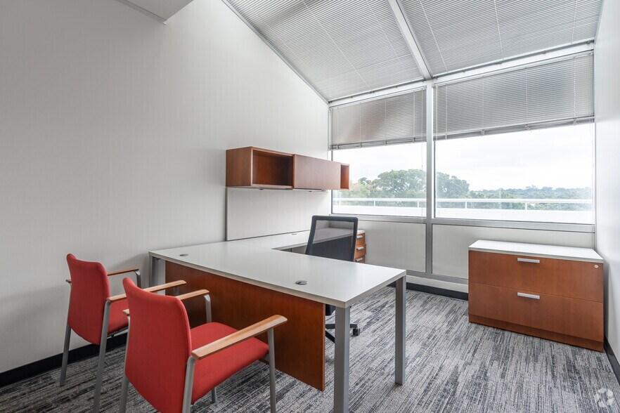 More Photos Of 1301 S Bowen Rd, Arlington Coworking Space