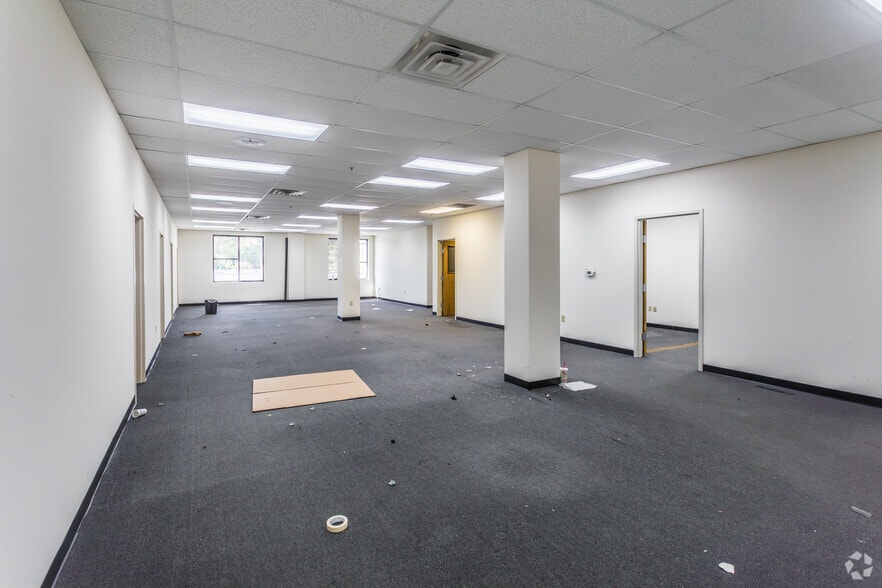 More Photos Of 7375 Adrianne Pl, Bartlett Light Distribution For Lease