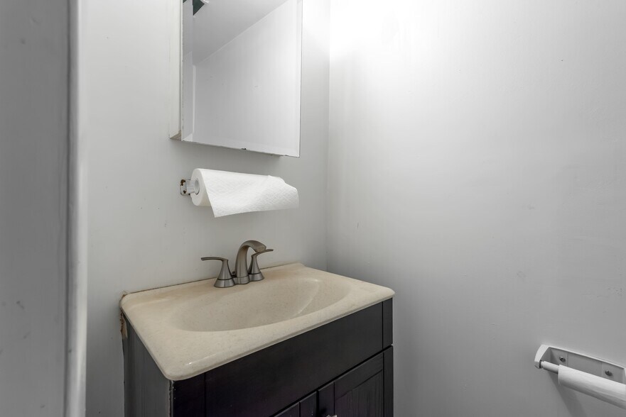 More Photos Of 39 Dobbin St, Brooklyn Warehouse For Sale