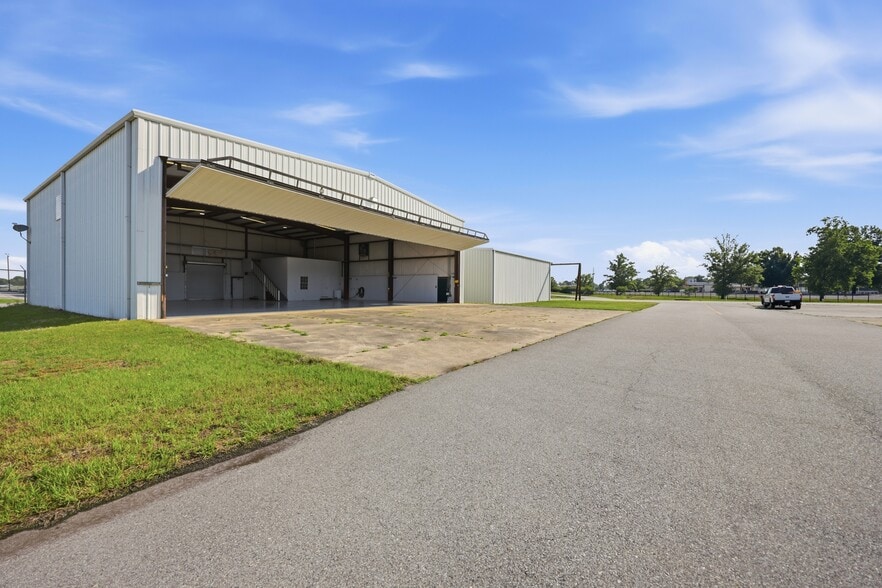 More Photos Of 1131 Memorial Dr, Greenville Airplane Hangar For Lease