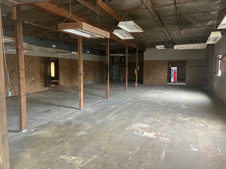 More Photos Of 941 SW Alder St, Dundee Warehouse For Sale