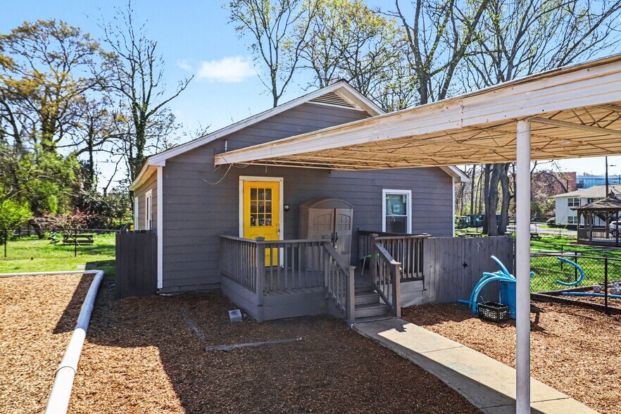 More Photos Of 983 Forest Ave, Forest Park Daycare Center For Sale