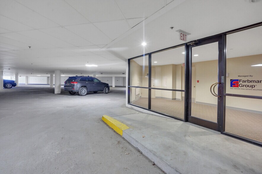 More Photos Of 31700 Middlebelt Rd, Farmington Hills Office For Lease