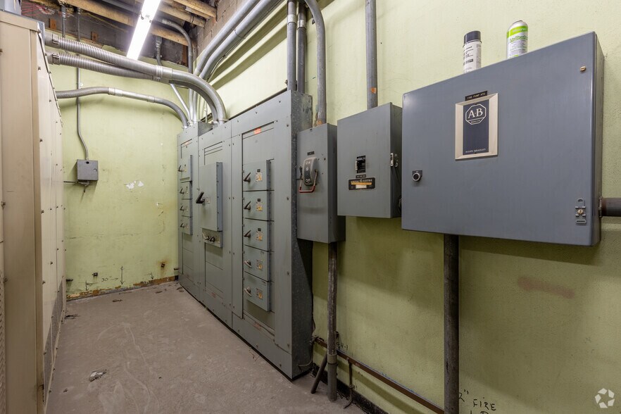 More Photos Of 110 E Warren Ave, Detroit Medical For Lease