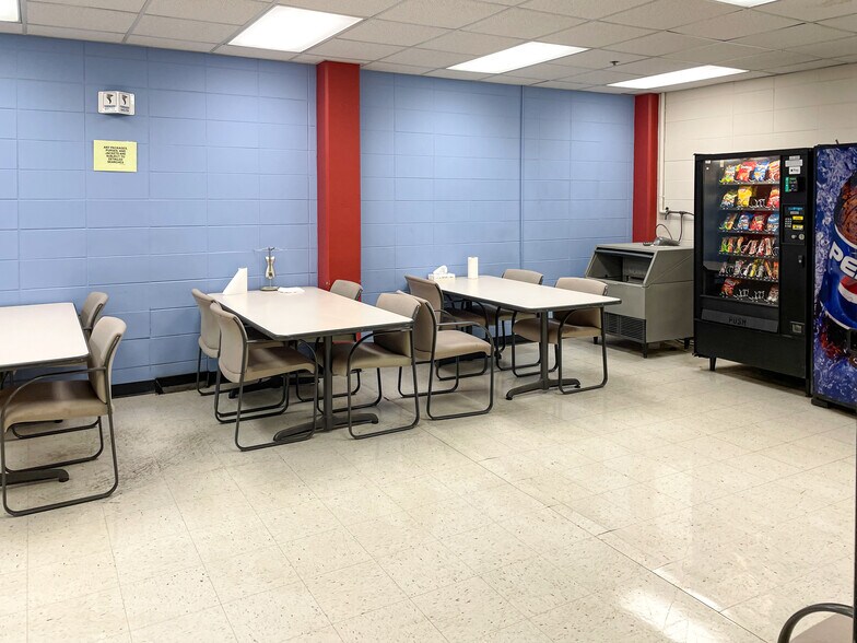 More Photos Of 1303-1315 N Highway Dr, Fenton Distribution For Lease