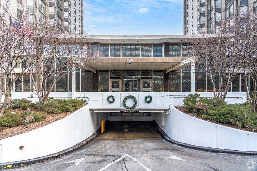 More Photos Of 5701 N Sheridan Rd, Chicago Apartments For Lease