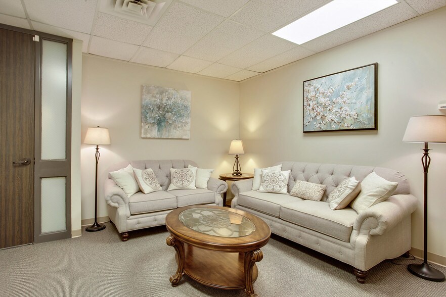 More Photos Of 913 S College Rd, Lafayette Medical For Lease