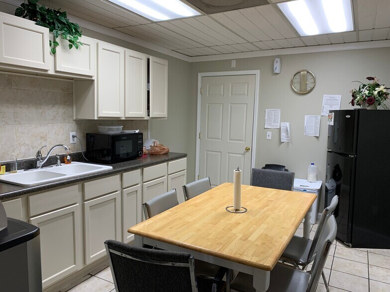 More Photos Of 652 Exchange Pl, Lilburn Office For Lease