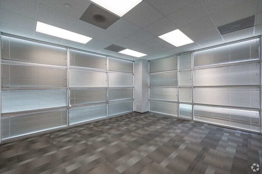 More Photos Of 4710 N Sam Houston Pky W, Houston Unknown For Lease