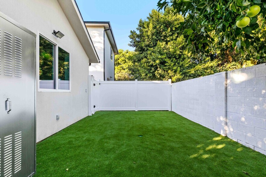More Photos Of 6842 Cedros Ave, Van Nuys Apartments For Sale