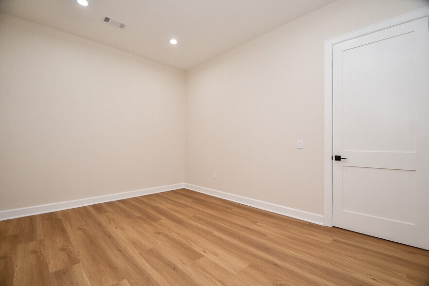 More Photos Of 1325 Main St, Katy Office For Lease