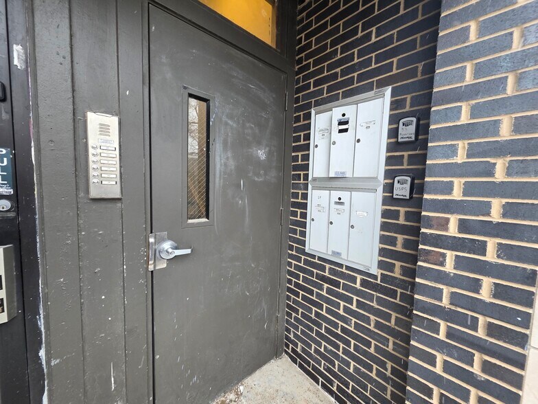 More Photos Of 3240 N Clark St, Chicago Apartments For Sale