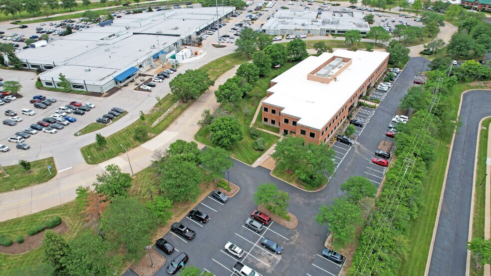 More Photos Of 1122 Town & Country Commons, Chesterfield Office For Sale