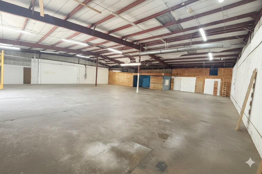 More Photos Of 2621 Skyview Dr, Lakeland Industrial For Lease