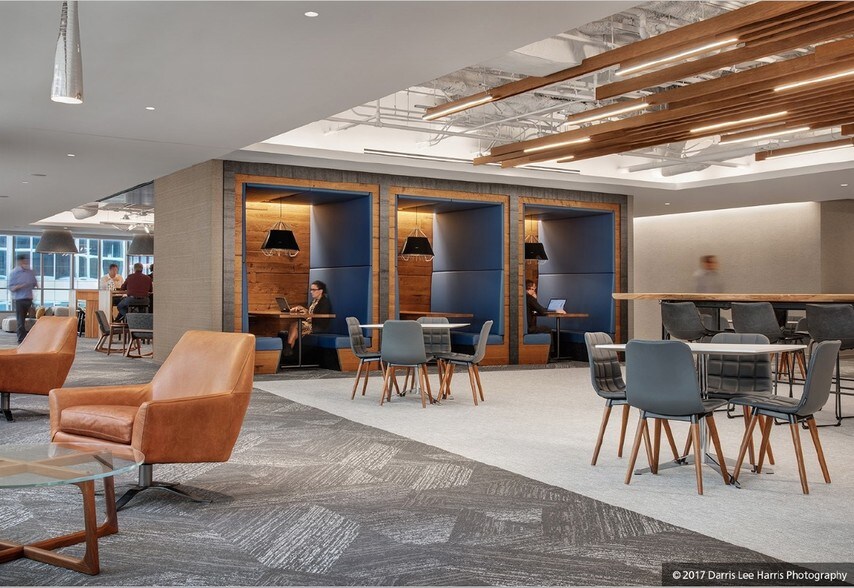 More Photos Of 111 S Wacker Dr, Chicago Office For Sale