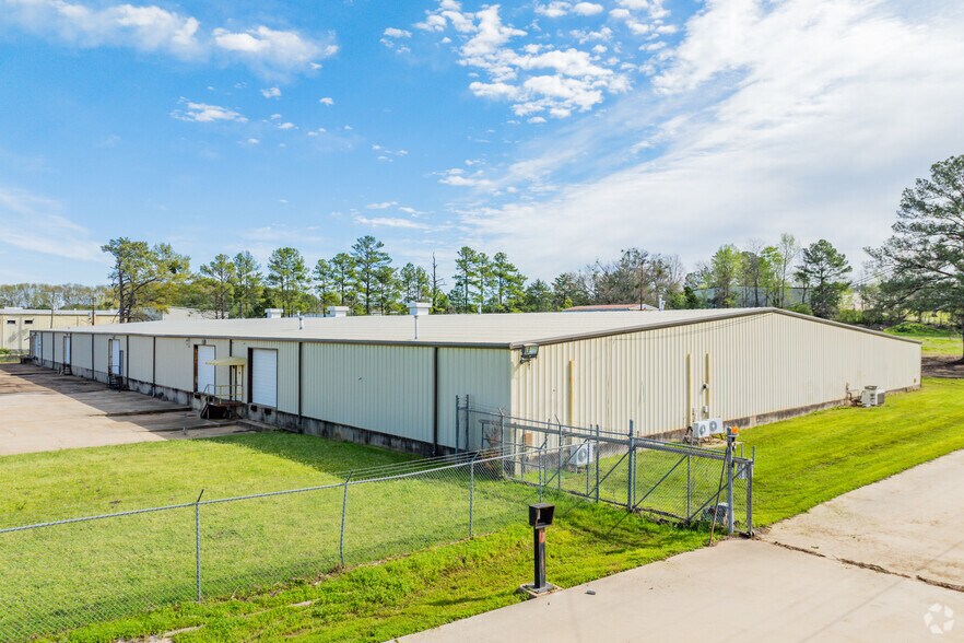 More Photos Of 1014 Industrial Park Dr, Clinton Warehouse For Lease