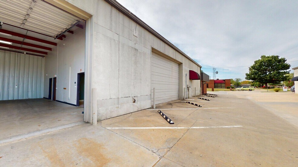 More Photos Of 2109 N Yellowood Ave, Broken Arrow Light Distribution For Lease