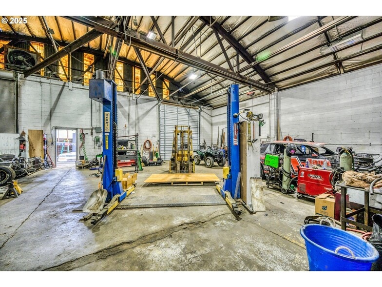 More Photos Of 364 28th St, Springfield Freestanding For Sale