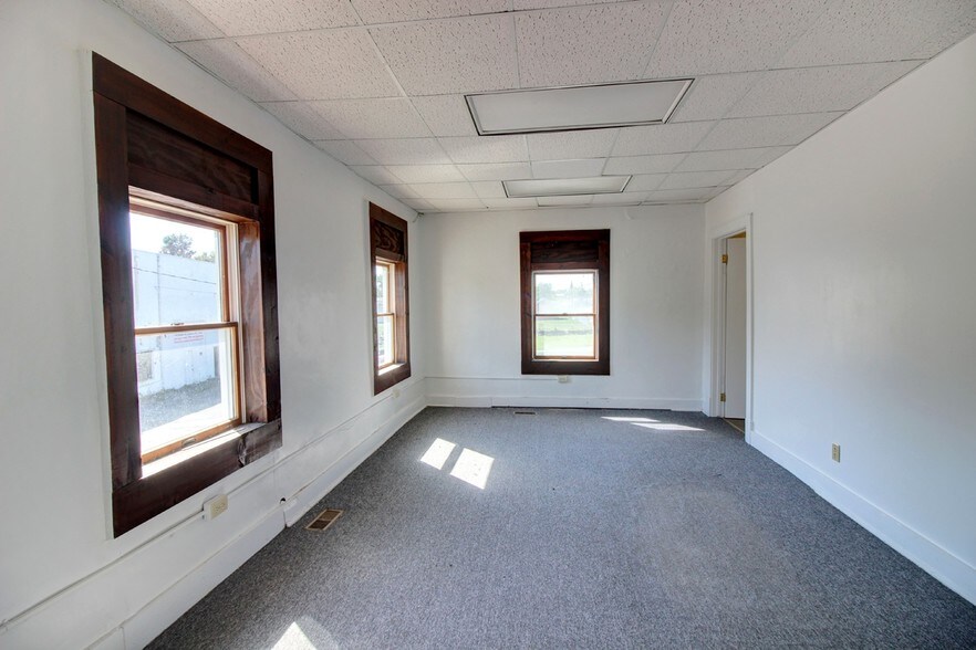 More Photos Of 142 Middle St, Geneva Warehouse For Sale