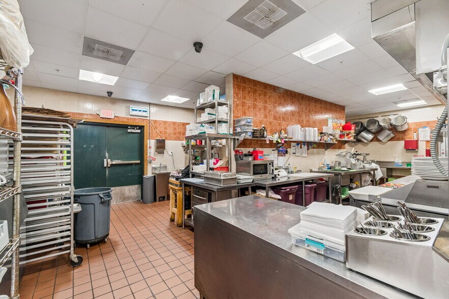 More Photos Of 3007 Commercial Way, Spring Hill Restaurant For Sale