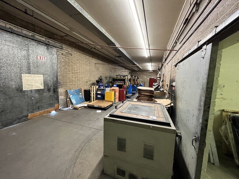 More Photos Of 298 N Pine St, Globe Light Distribution For Sale