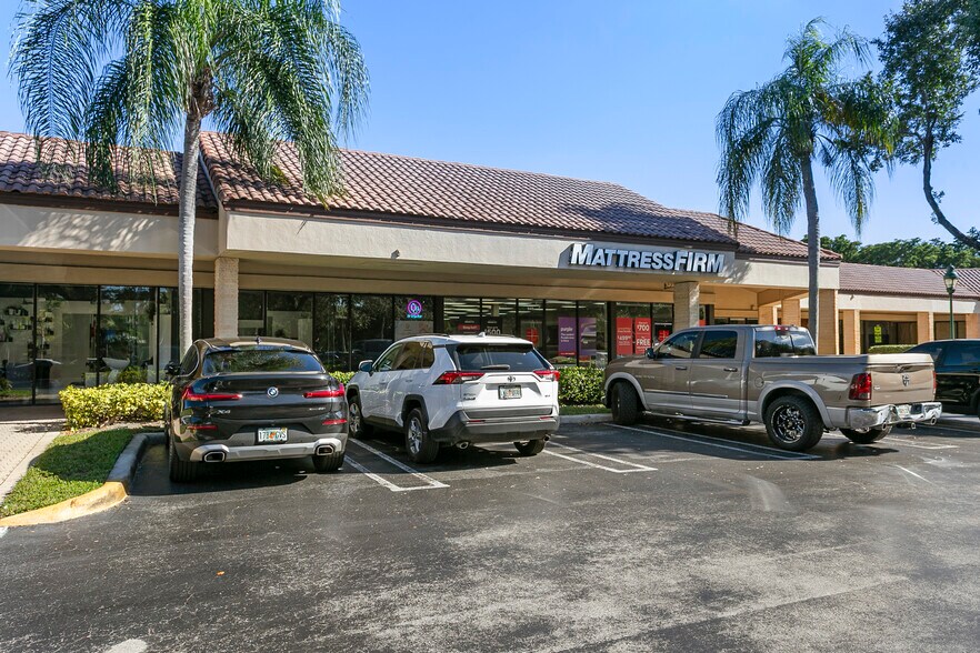 More Photos Of 901-1001 N University Dr, Coral Springs General Retail For Lease