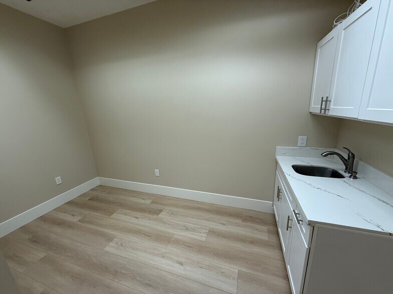 More Photos Of 450 S Lone Hill Ave, San Dimas Warehouse For Lease