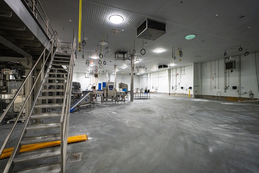 More Photos Of 811 N 1st St, Silverton Industrial For Sale